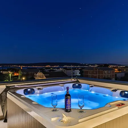 Апартаменты Luxury Carpe Diem, Roof Terrace With Jacuzzi *