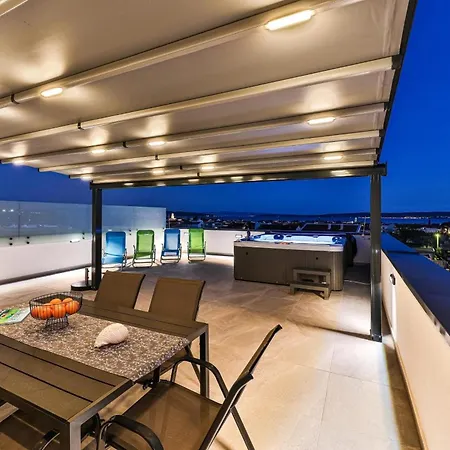 Luxury Carpe Diem, Roof Terrace With Jacuzzi Апартаменты